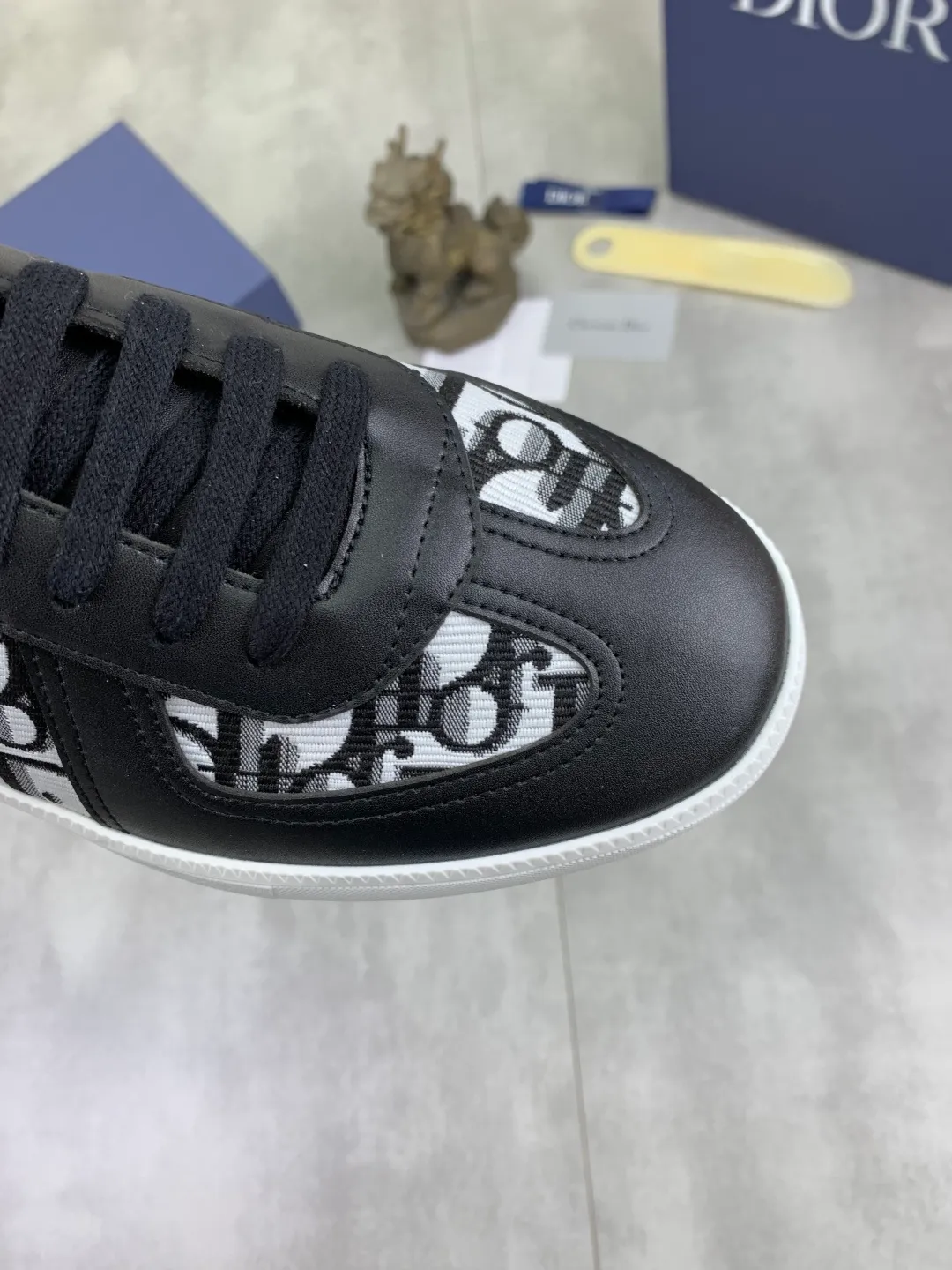 Men's shoes 💰P360 New Dior B01 moral training shoes, white first-layer cowhide, original molded outsole. New to the fall collection, this sneaker marks the return of a Dior classic, reinterpreted in a stylish and elegant silhouette. Crafted from white smooth first-grain cowhide with a tonal silk sheepskin lining, it features the Dior logo on the tongue and inner sides, and a CD icon on the heel. Paired with Tpu anti-slip soles of the same color, it can be matched with various styles to create a sophisticated look.  Code number: 38-44